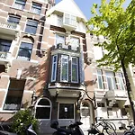 Quentin Museum Square 2*