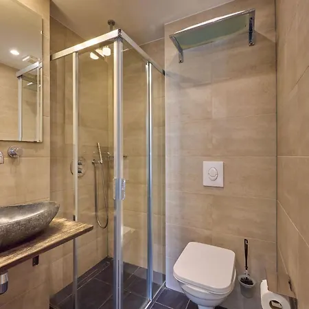 Hotel Quentin Museum Square 2*