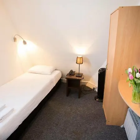 Quentin England מלון