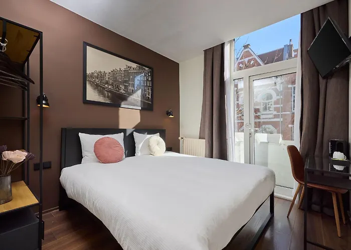 Quentin Museum Square 2*