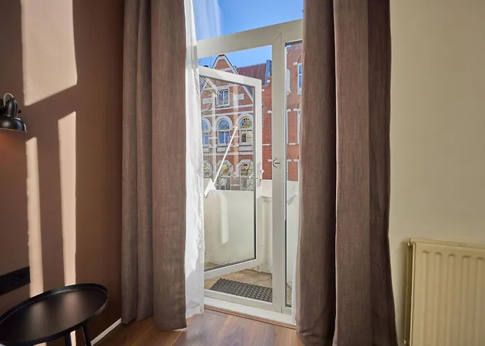 Quentin Museum Square 2*