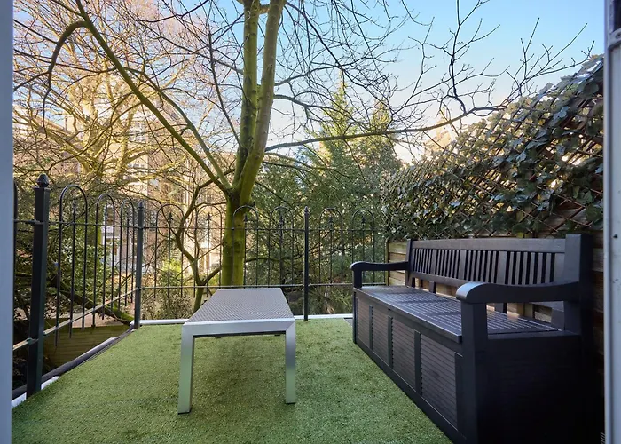 Quentin Museum Square 2*