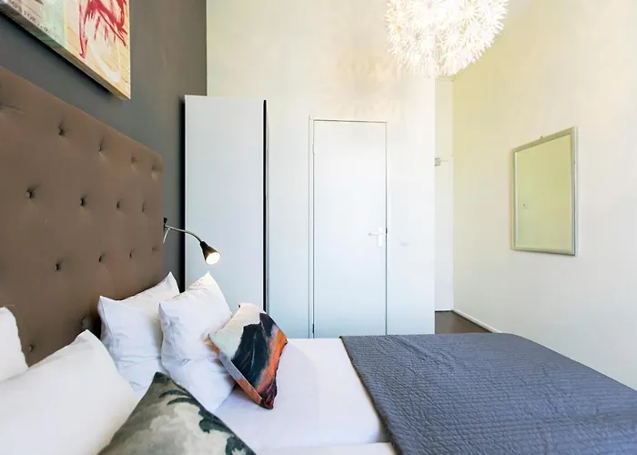 Quentin Museum Square 2*