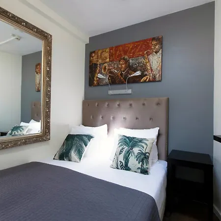 Quentin Museum Square 2*