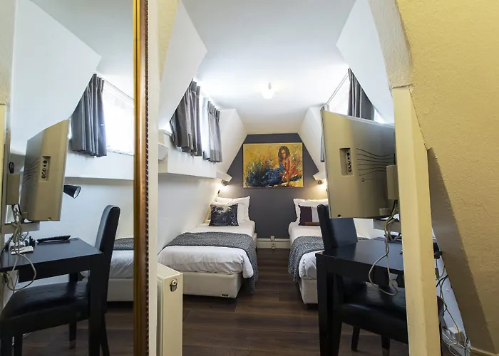 Quentin Museum Square 2*